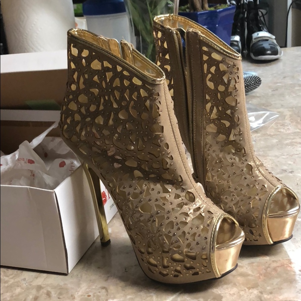 Two Lips gold pumps